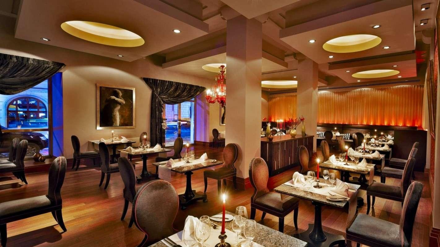 Hoteluri, pensiuni, restaurante, zone de agrement, etc.
